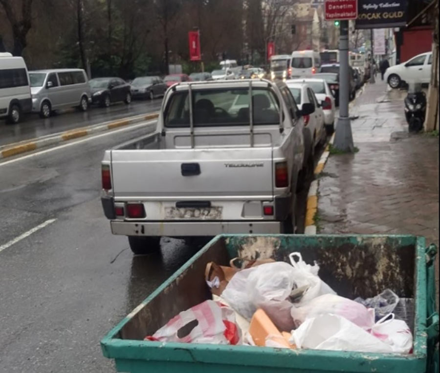 Üsküdar'da 3 yıldır unutulan plakasız araç kaldırılmıyor