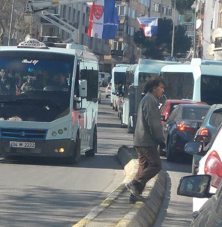 Maltepe'de minibüsler, başına buyruk hareket ediyor