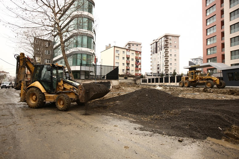 Topselvi Caddesi'ndeki Yol Yapım Çalışması Devam Ediyor