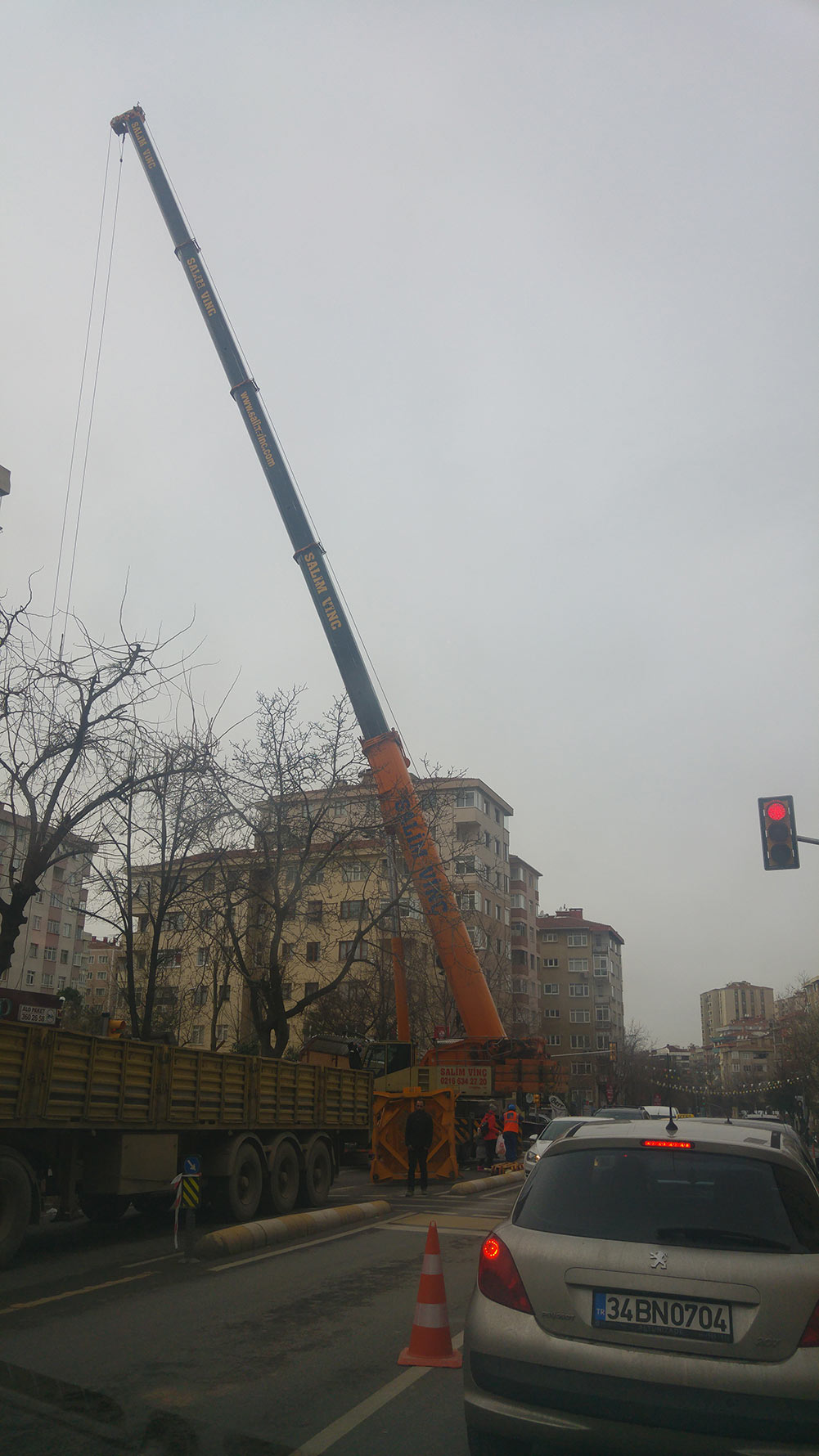 Kozyatağı'nda vinç yolu kapattı