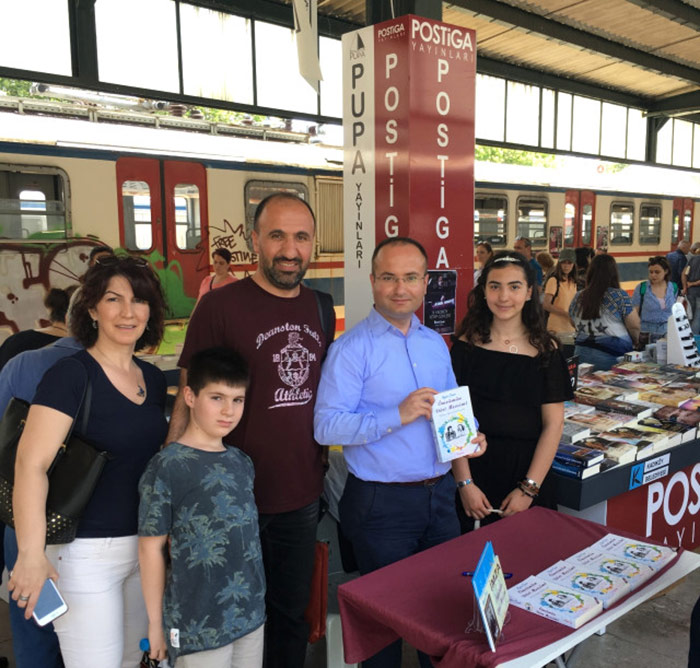 Ramis Çınar'ın Kadıköy'deki imza günü büyük ilgi gördü