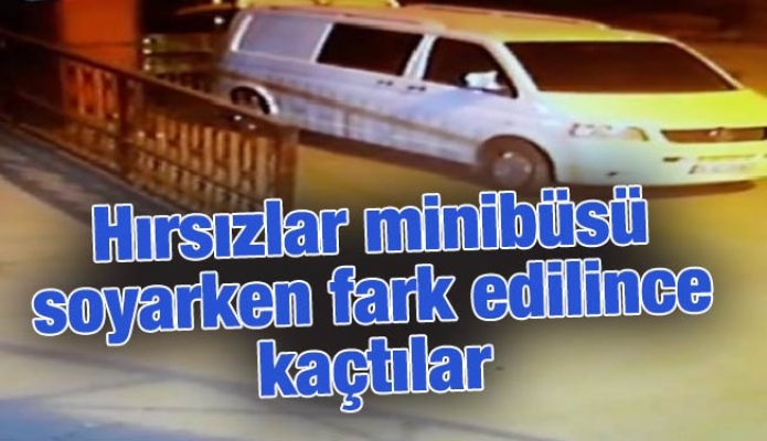 Hırsızlar minibüsü soyarken fark edilince kaçtılar