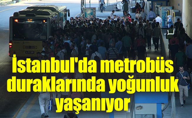 İstanbul'da metrobüs duraklarında yoğunluk yaşanıyor